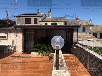 Villa a schiera bilivelli con giardino