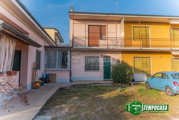 RIF: 417 BILOCALE IN CORTE CON BALCONE