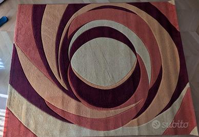 Tappeto moderno a spirale bordeaux arancio