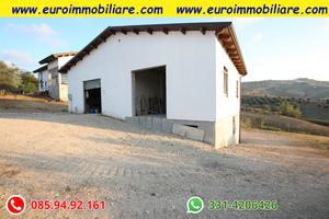 3 garage con 1 ettaro di terreno