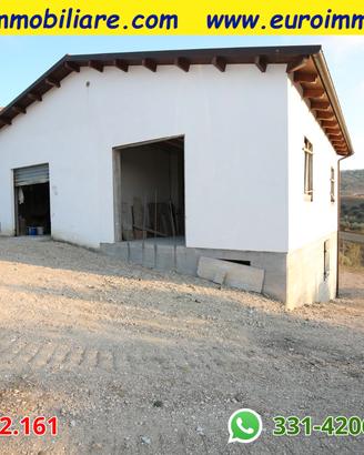 3 garage con 1 ettaro di terreno