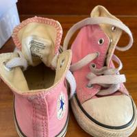 Due paia di scarpe n. 21 - All Star e Toms