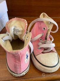 Due paia di scarpe n. 21 - All Star e Toms