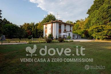 Villa di 254 m² con più di 5 locali e box auto a C