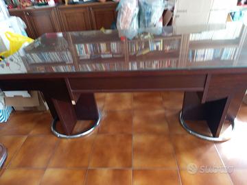 scrivania con cassetti 