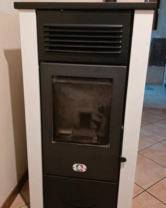 Stufa a pellet e nocciolino 14kw 130Mq come nuova