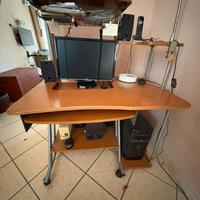 scrivania per computer con poltrona