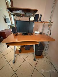 scrivania per computer con poltrona