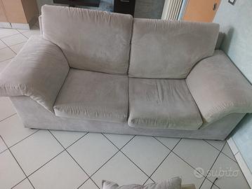 Divano 2 posti in morbido tessuto grigio/tortora