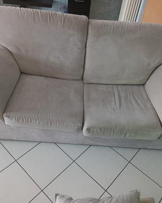 Divano 2 posti in morbido tessuto grigio/tortora