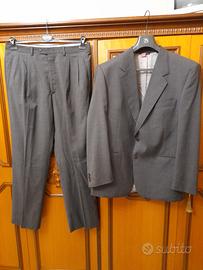 abito da  uomo elegante grigio scuro 