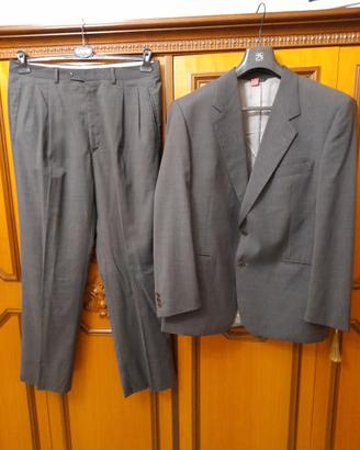abito da  uomo elegante grigio scuro 