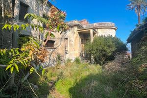 Villa ed antico palmento terreno 53000 mq terreno