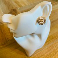 Orecchini upcycle da bottoni chanel
