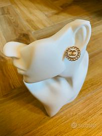 Orecchini upcycle da bottoni chanel