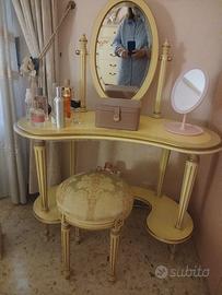 specchiera più sgabello più cassettiera beige 