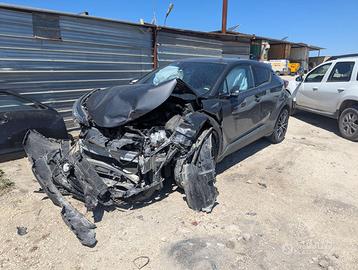 Toyota C-HR incidentata - Per ricambi