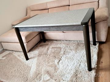 Tavolo grigio e verde allungabile 