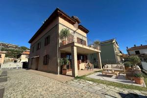 Villa di 330 m² con più di 5 locali e box auto a V
