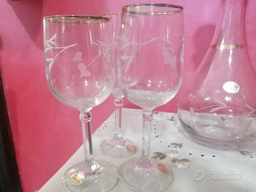 CALICI PER VINO, ACQUA, SPUMANTE ED UNA BOTTIGLIA