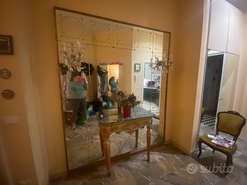 Specchiera con luce e tavolino