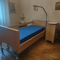 letto ospedaliero, con comodino e materasso antide