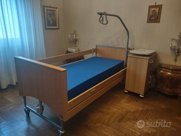 letto ospedaliero, con comodino e materasso antide