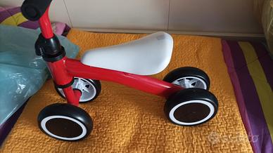 Triciclo baby di colore rosso 