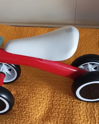 Triciclo baby di colore rosso 