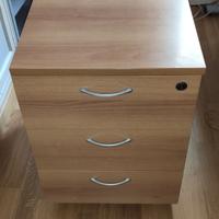 Cassettiera in legno chiaro con rotelle e chiavi