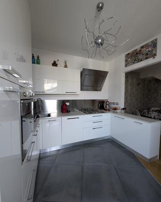 cucina bianca completa di elettromestici