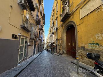 2 LOCALI A NAPOLI