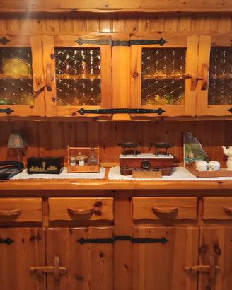 tavolo e credenza rustica