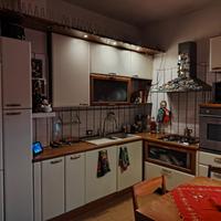 Cucina con elettrodomestici tavolo e sedie 