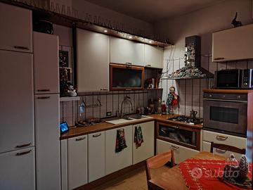 Cucina con elettrodomestici tavolo e sedie 