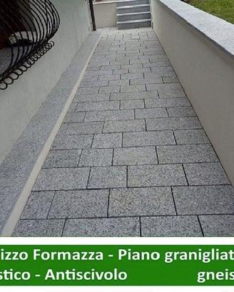 Pavimento in SERIZZO, Piano granigliato