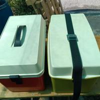 frigorifero e stoviglie da campeggio vintage 