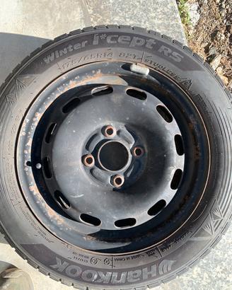 4 cerchi con gomma da neve 175/65 14 xFiesta