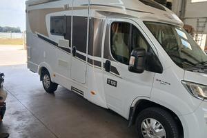 camper semintegrale di 6 metri con porta moto 