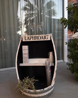 Botte Laphroaig angolo bar feste in giardino