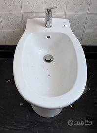 WC e bidet con cassetta di scarico Kariba