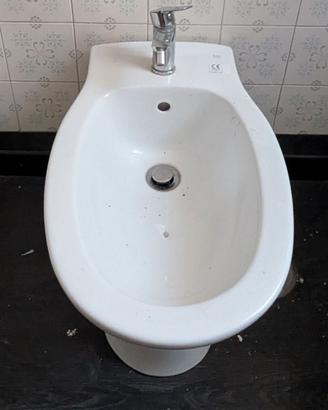 WC e bidet con cassetta di scarico Kariba