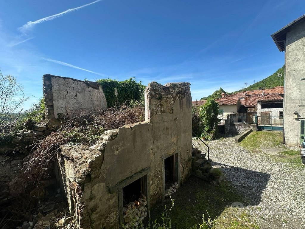 Rustico / Casale di 200 m² con più di 5 locali a C - Vista 4