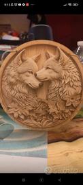 Decorazione in legno due Lupi teneramente
vicino