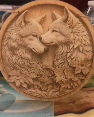 Decorazione in legno due Lupi teneramente
vicino