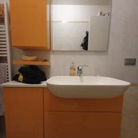Mobile per il bagno e specchio