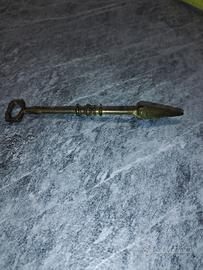 antica trivella in miniatura in ottone 