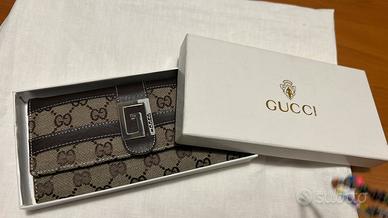 Portafoglio. In pelle e tessuto