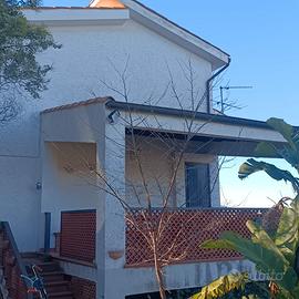 Villa con terreno vista lago