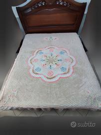 Copriletto matrimoniale in ciniglia con balze